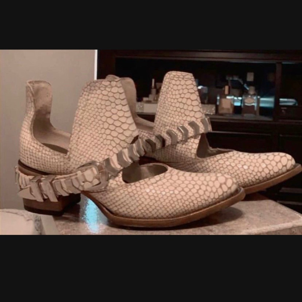 Freebird “blade” white snake boot, size 7